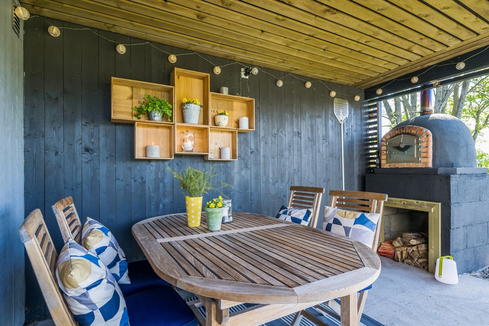 Hagestue med pizzaovn. Galleribilde