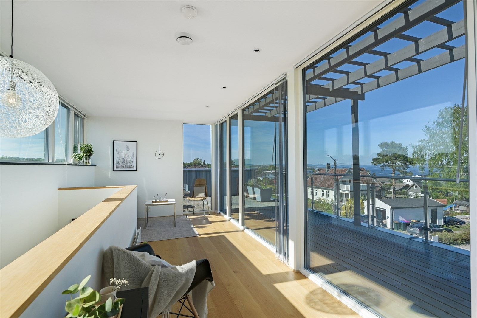 Loftstue med panorama vinduer mot fjordutsikten. Galleribilde