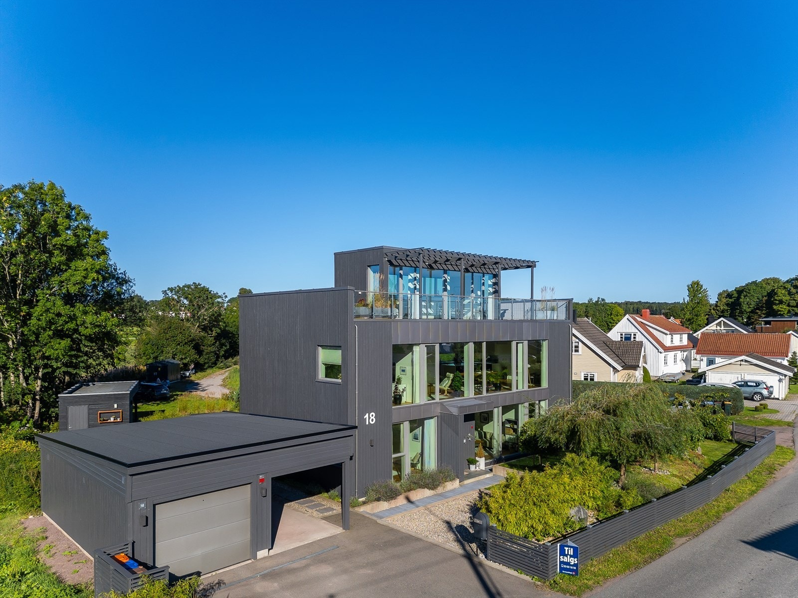 Isolert garasje og carport med el-bil ladere. Galleribilde