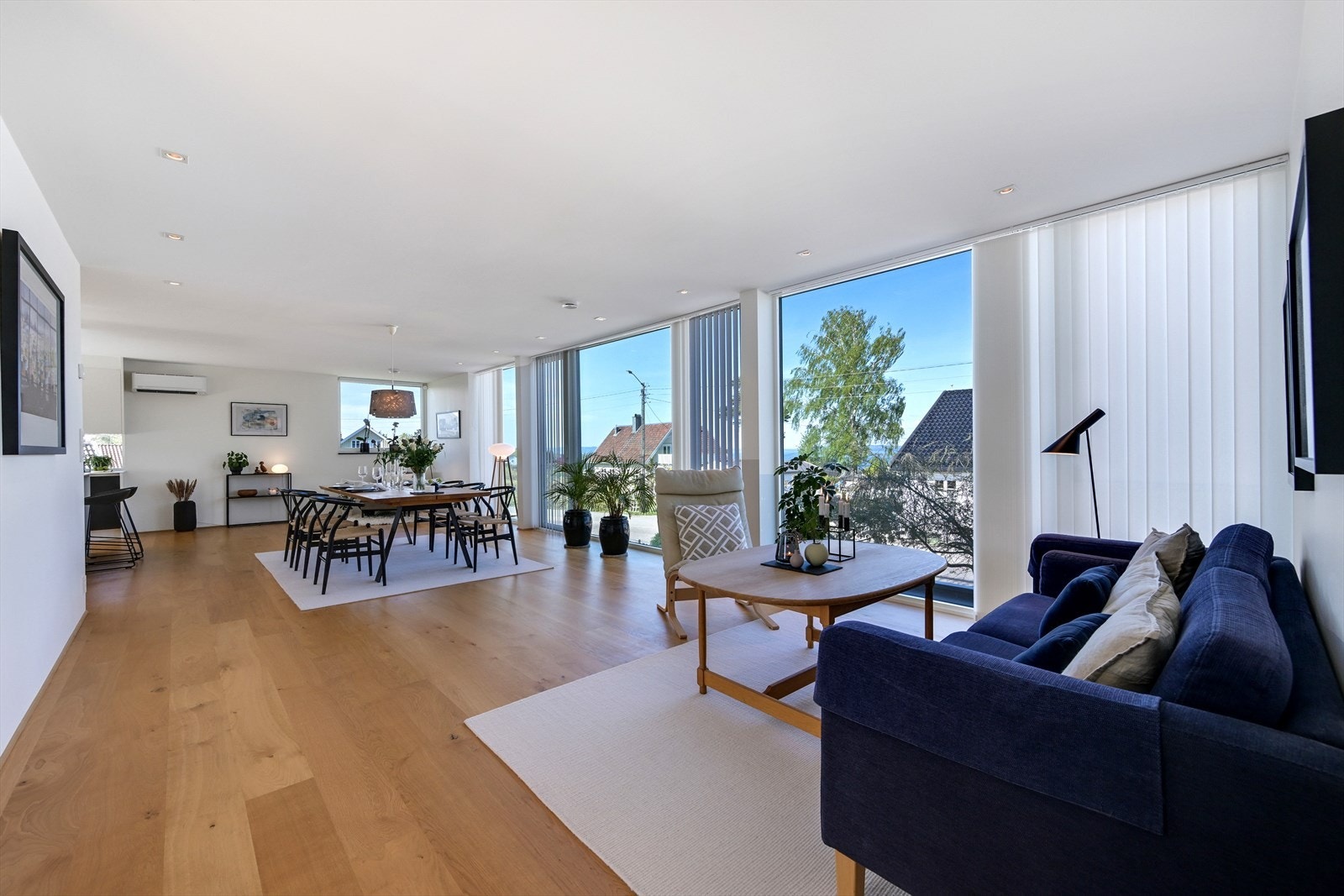 Romslig stue/spisestue med panorama vinduer som er selvrensende og har solbeskyttelse. Galleribilde