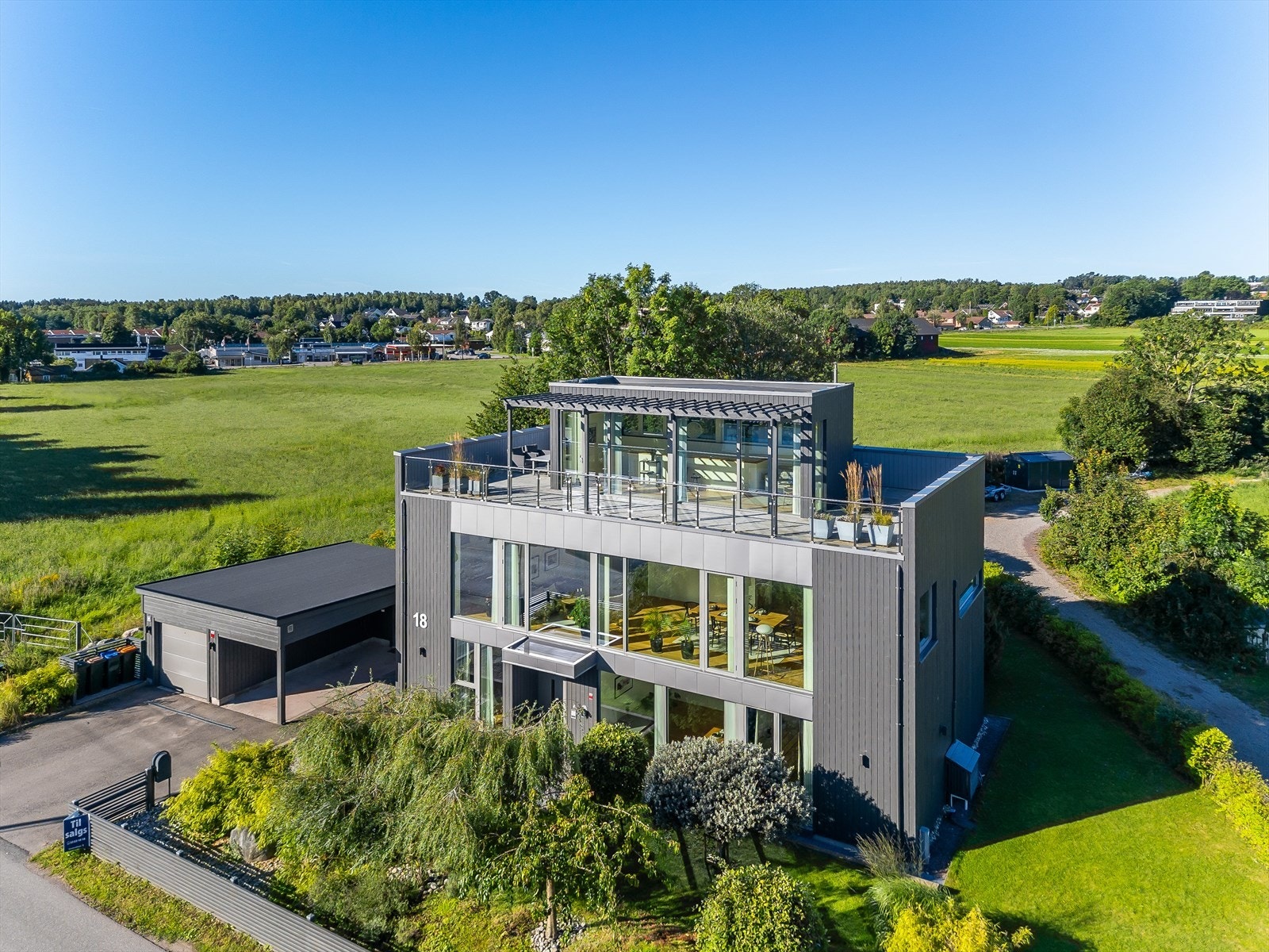 Beliggende med dyrket mark som nabo. Galleribilde