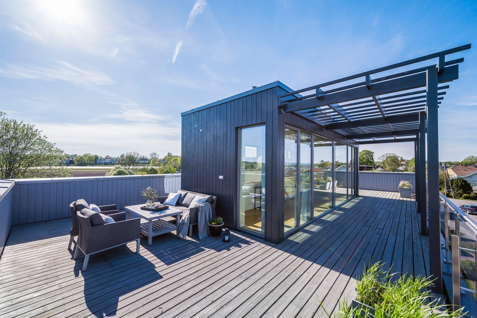Takterrasse rundt hele loftstuen med sol fra morgen til kveld. Galleribilde