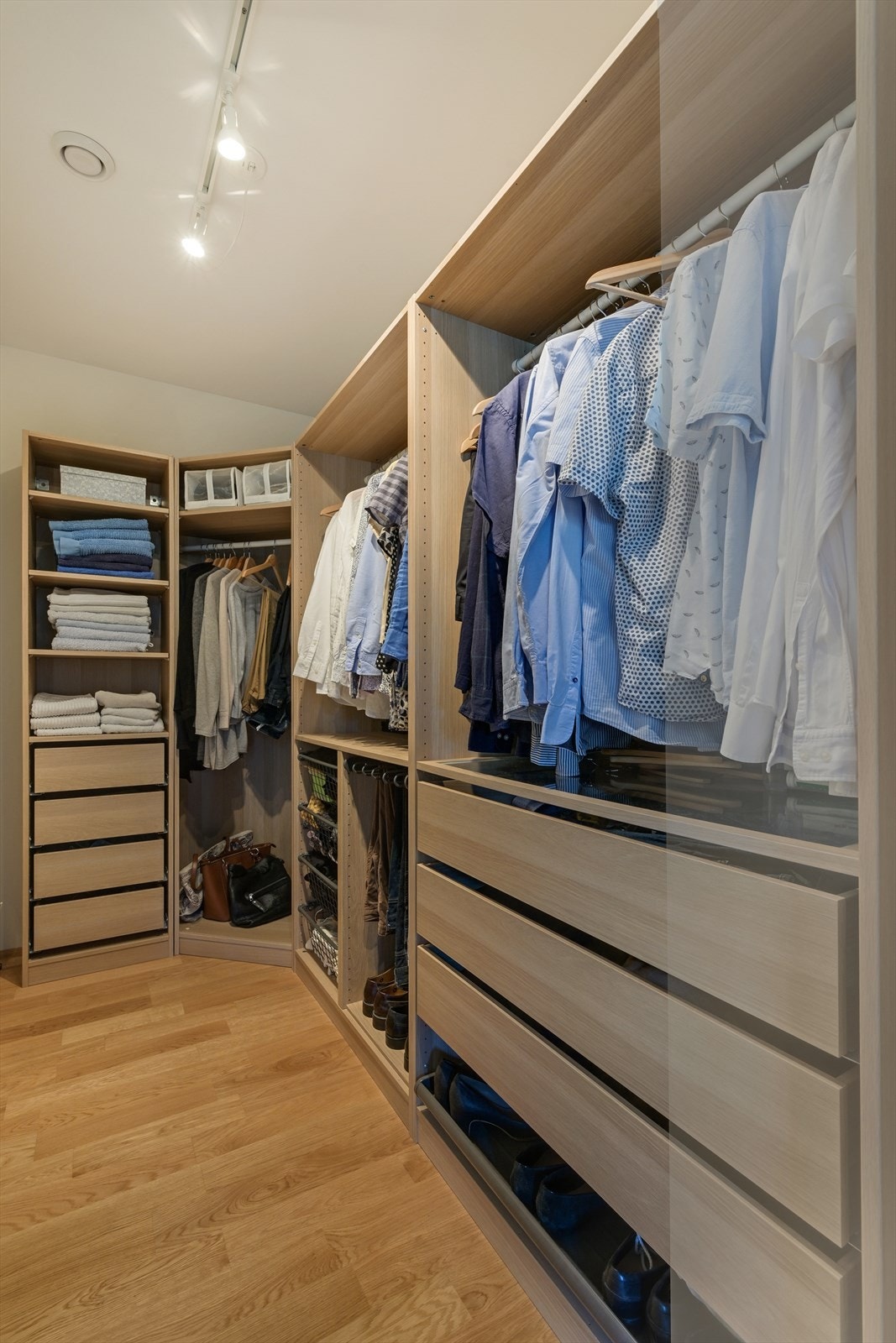 Walk in garderobe i tilknytning til hovedsoverommet. Galleribilde