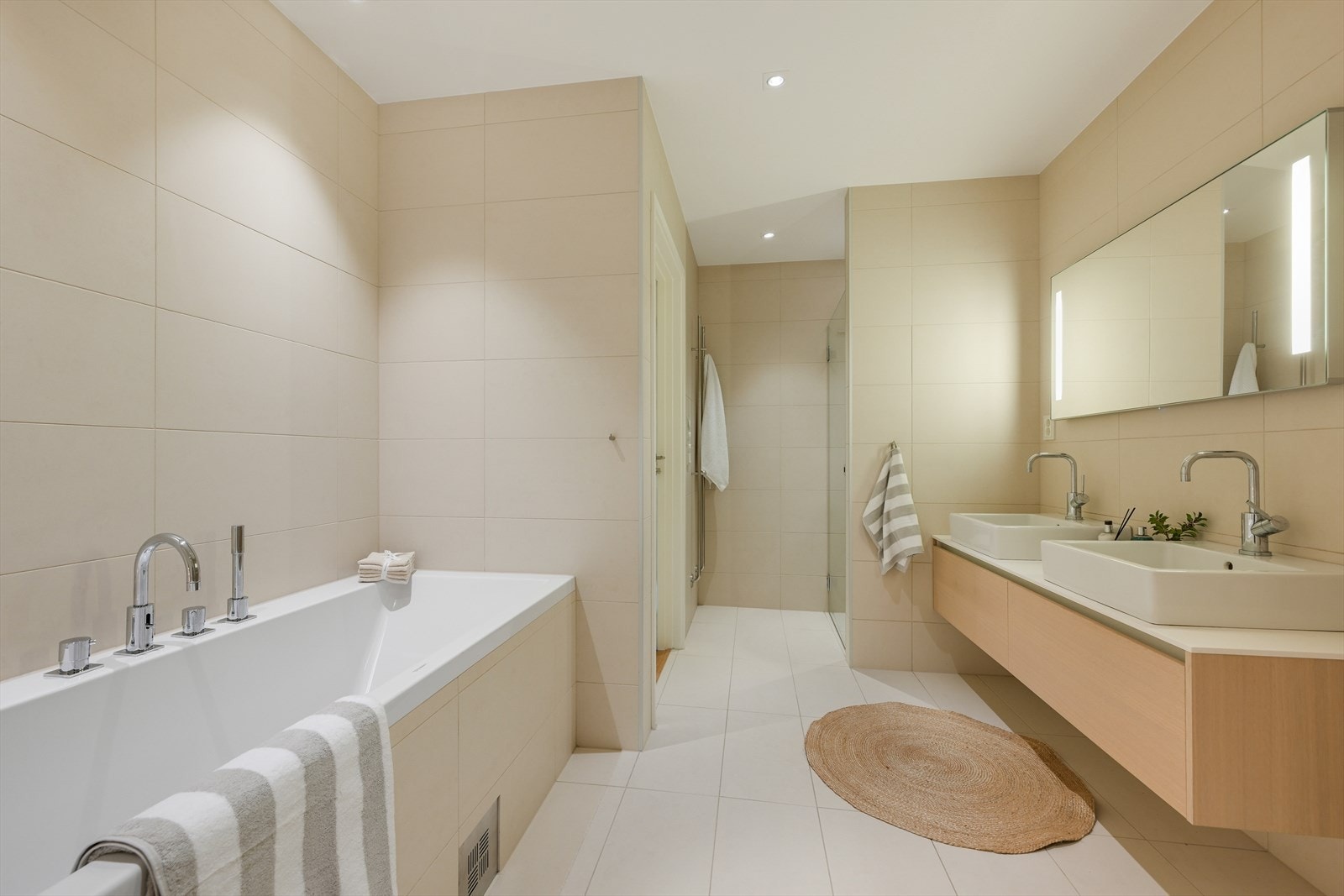 Bad/wc med fliselagt gulv med både vannbåren varme og elektriske varmekabler. Galleribilde