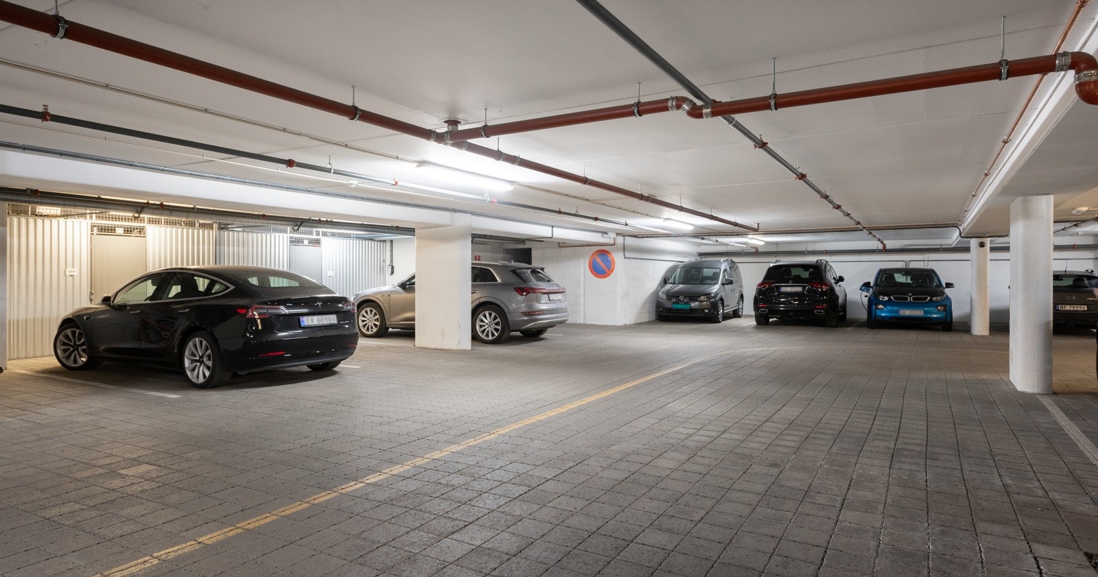 To parkeringsplasser i felles garasjekjeller følger boligen. Ladeboks for elbil er montert på den ene plassen. Galleribilde