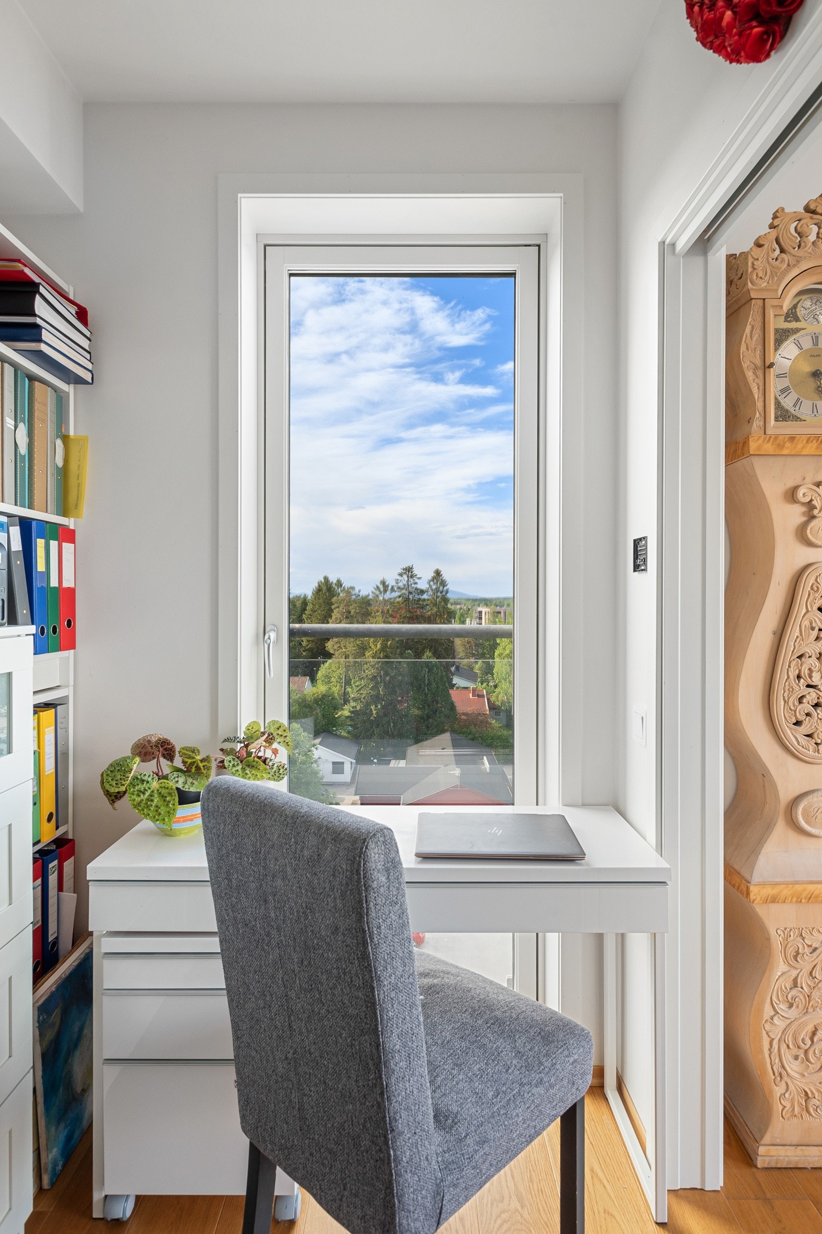 Rommet er tilknyttet et eget kontor med vindu og hylleplass. Galleribilde