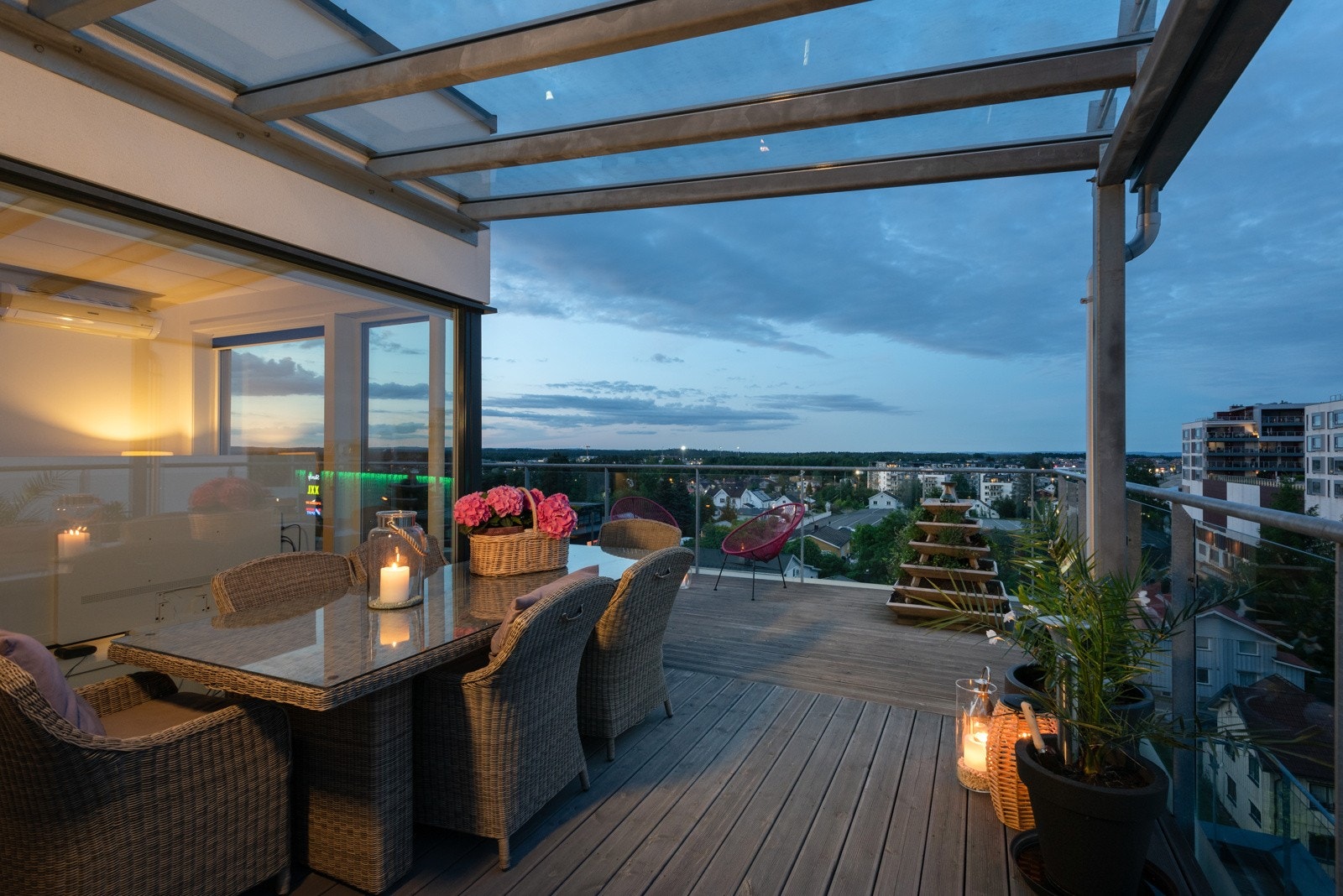 Takterrassen er svært romslig med god plass til flere sittegrupper. Galleribilde