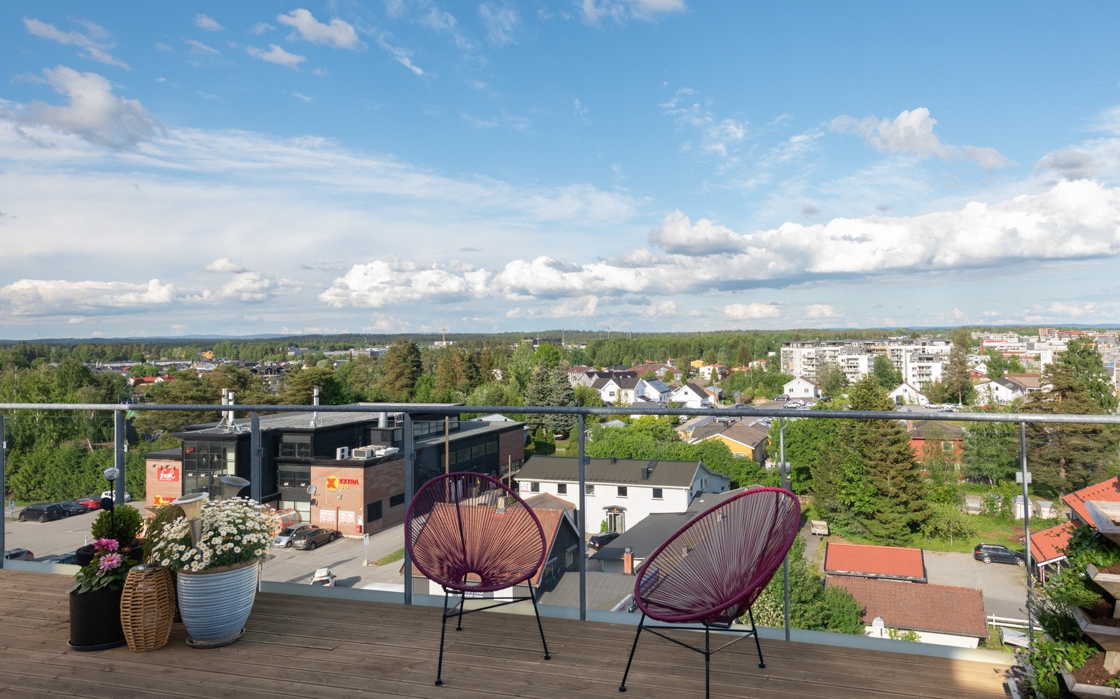 Her kan man nyte sene sommerkvelder, mens man ser utover den flotte utsikten. Galleribilde