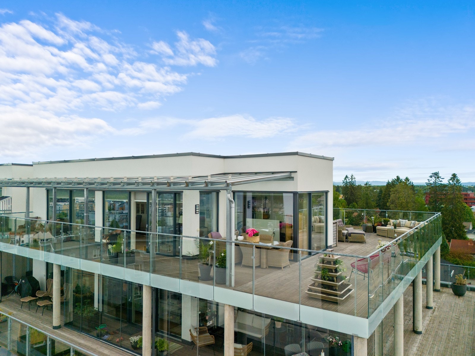 Leiligheten har en fantastisk takterrasse på hele 97 kvm med panoramautsikt og nydelige solforhold! Galleribilde