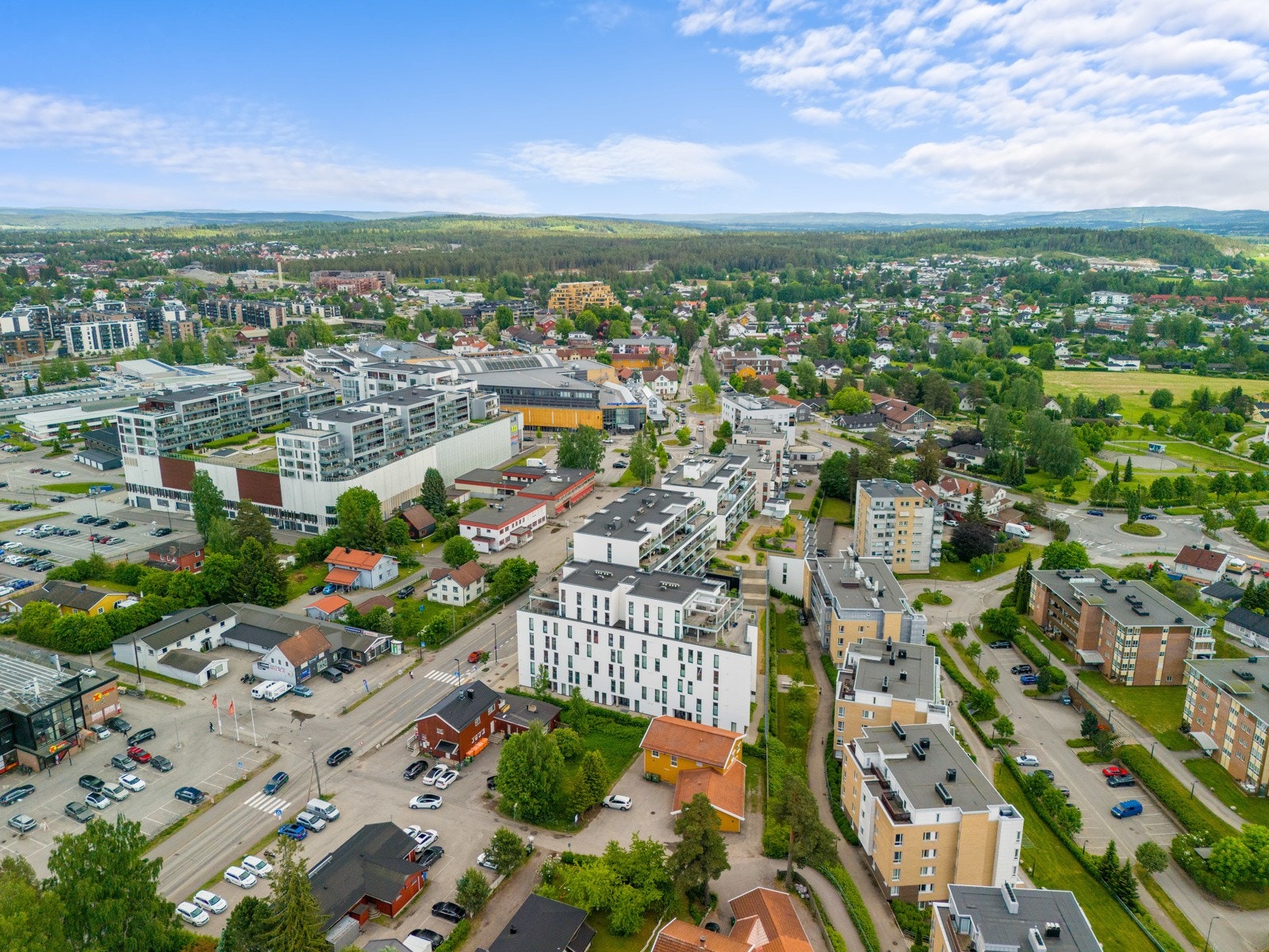 Området gir god mulighet for offentlig kommunikasjon via buss og tog, hvorav nærmeste bussholdeplass er Jessheimkrysset, ca. 200 m fra boligen. Jessheim togstasjon ligger kun 600 m fra boligen, herfra går det tog mot Oslo med to avganger i timen. Galleribilde