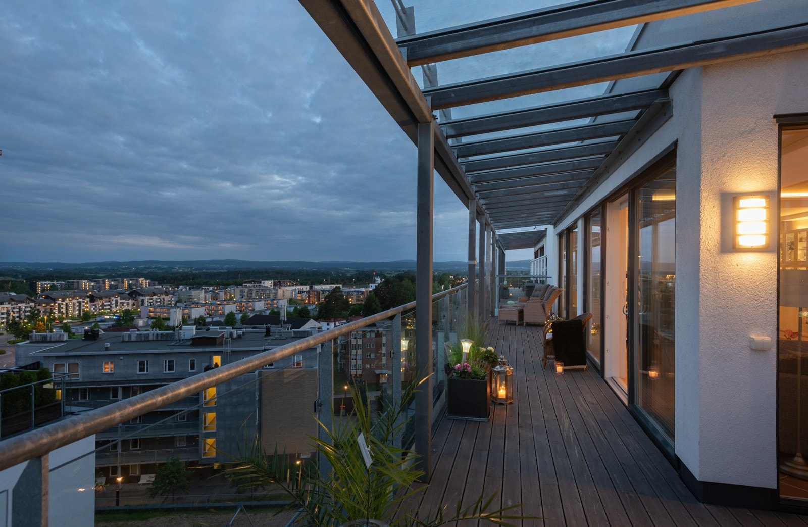 Rekkverk i metall med glassfelt, stikkontakt og utebelysning på takterrasse. Galleribilde