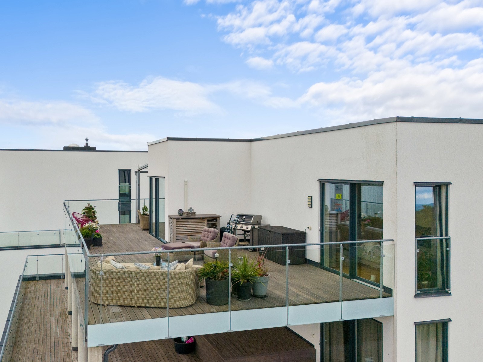 Ugang fra soverom og stue til privat takterrasse. Galleribilde