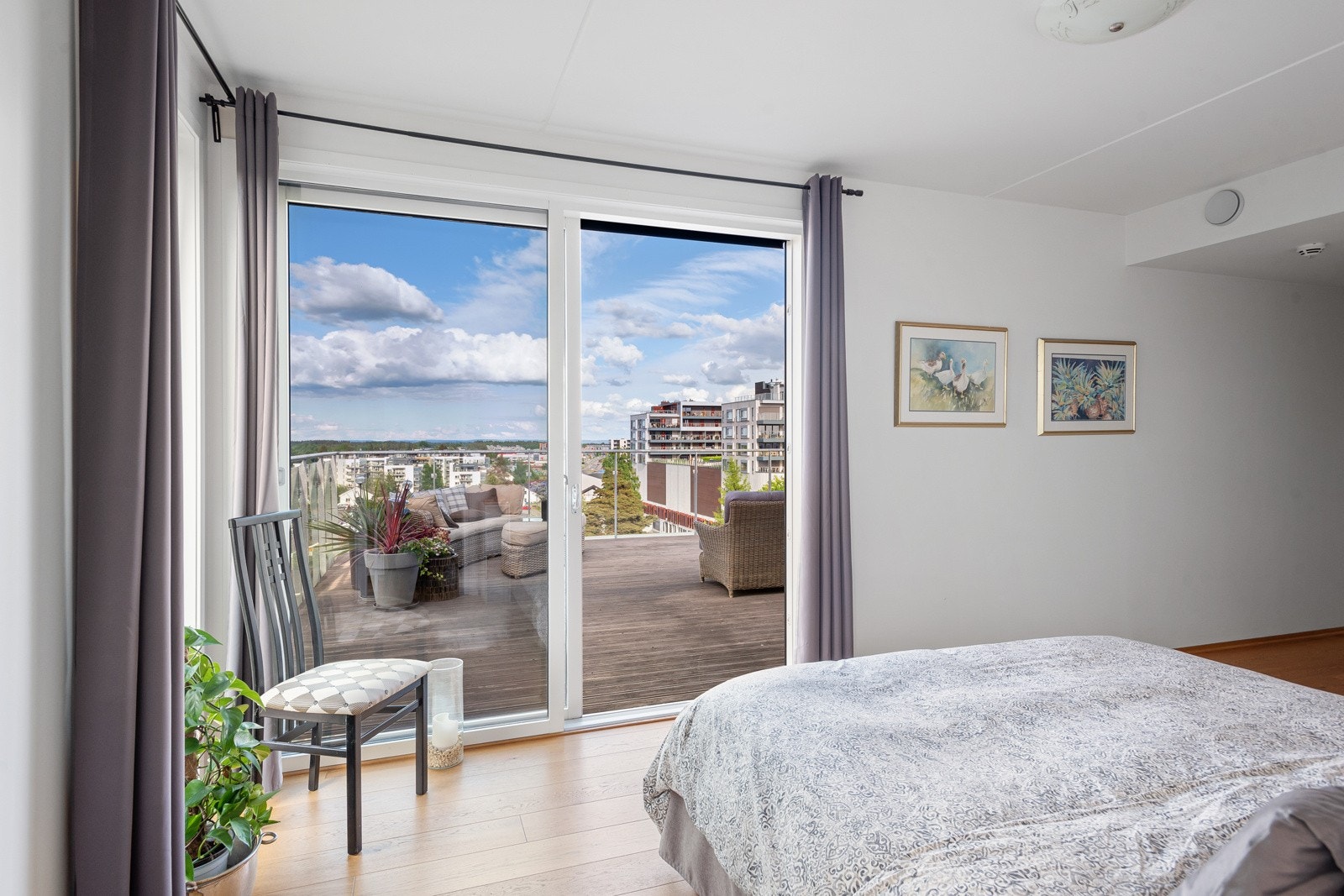 Det er utgang via skyvedør i glass til takterrassen fra hovedsoverommet. Galleribilde