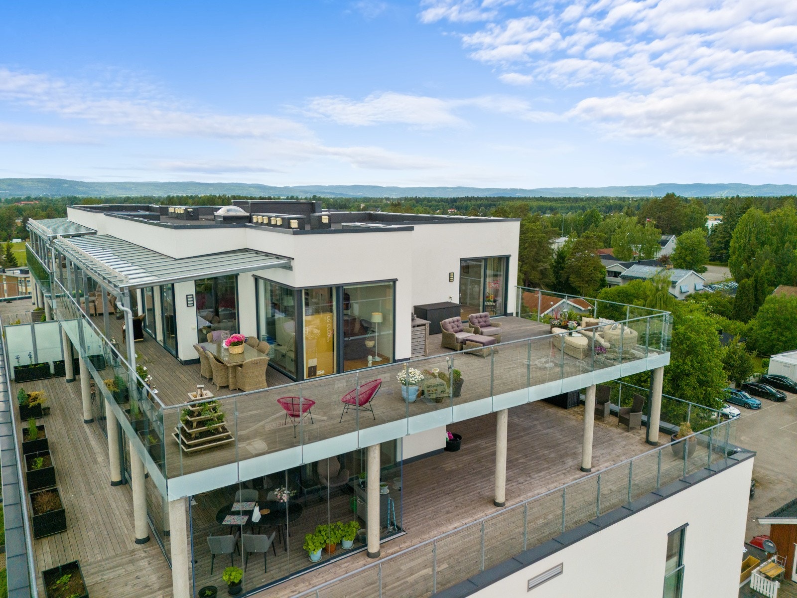 Vi har gleden av å presentere en av Jessheims mest attraktive leiligheter. En elegant og eksklusiv 4-roms selveierleilighet midt i hjertet av Jessheim by - med gangavstand til alt! Galleribilde