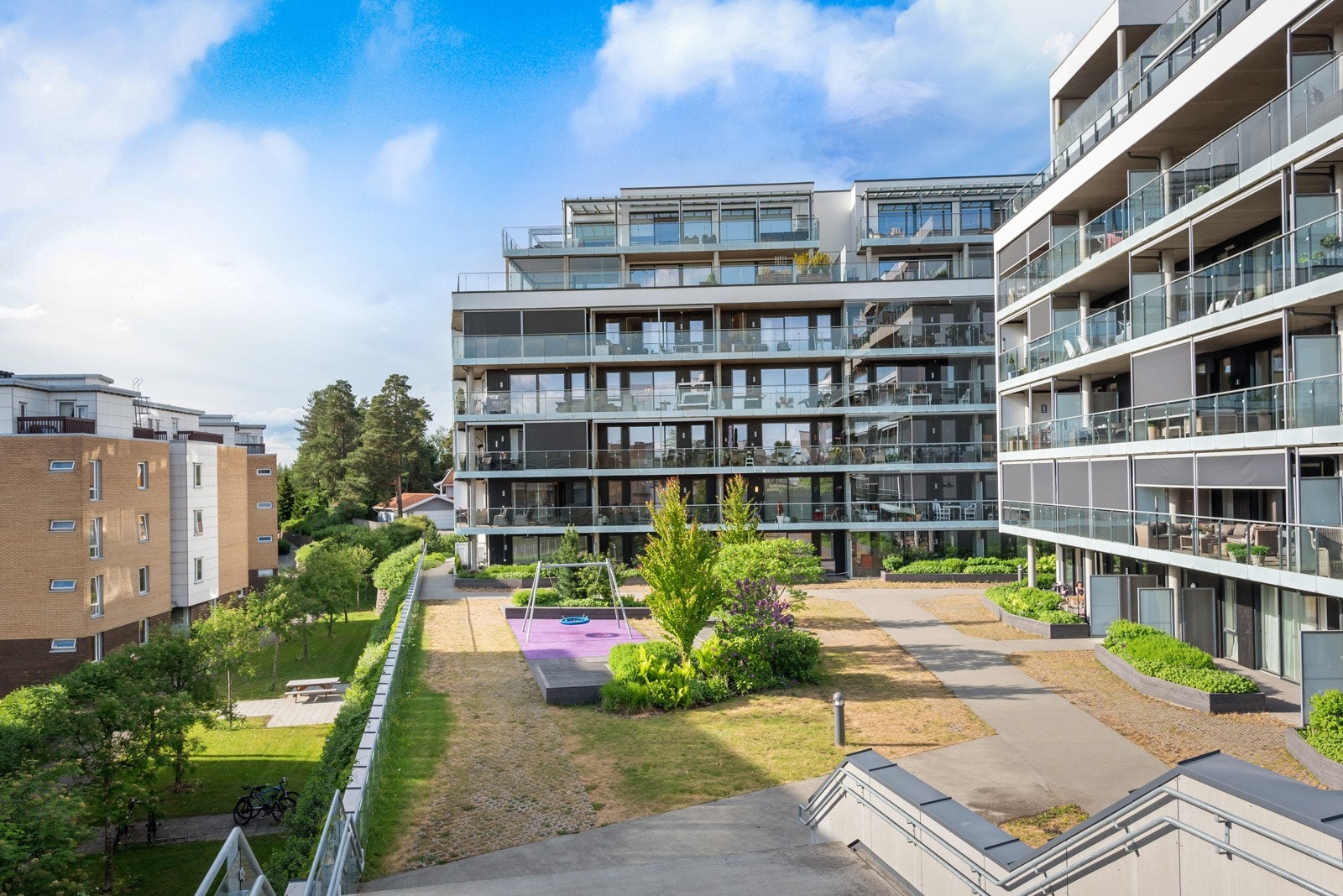 Sameiets uteområde er pent opparbeidet med asfalterte internveier, diverse beplantning, pergola og lekeområde. Galleribilde