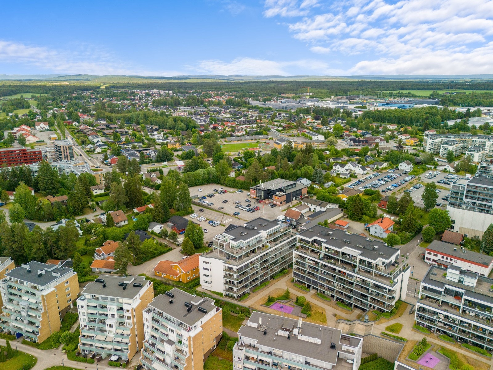 Leiligheten ligger midt i sentrum av Jessheim by i Ullensaker kommune. Området har umiddelbar nærhet til skoler, barnehager, offentlig kommunikasjon, samt et rikt utvalg av fasiliteter og servicetilbud. Galleribilde