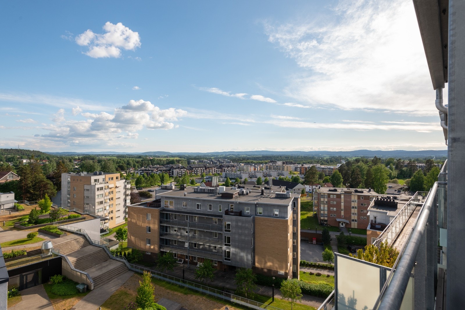 Her kan du nyte meget gode solforhold fra morgen og helt til solen går ned bak Romeriksåsen. Galleribilde