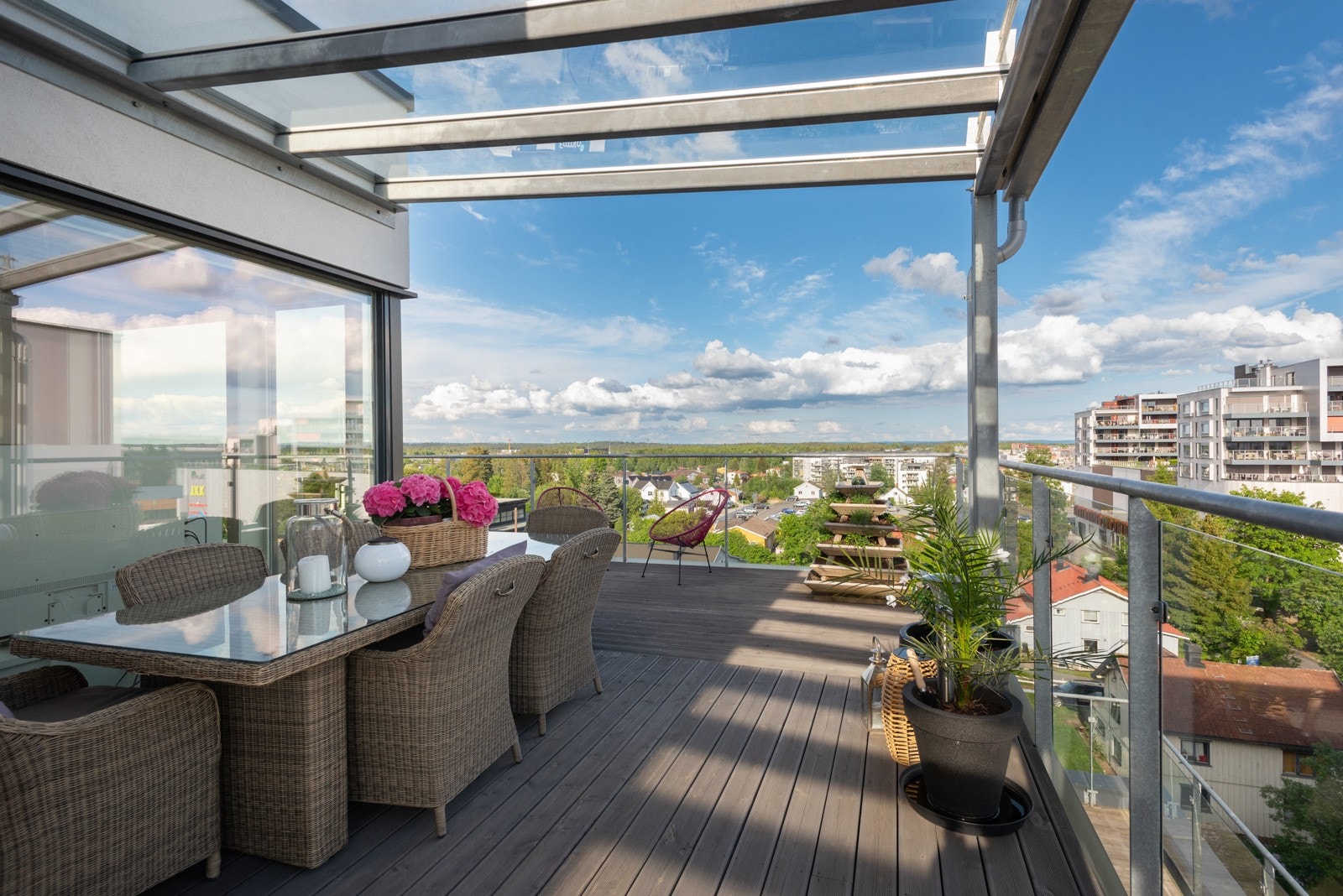Deler av takterrassen har takoverbygg. Galleribilde