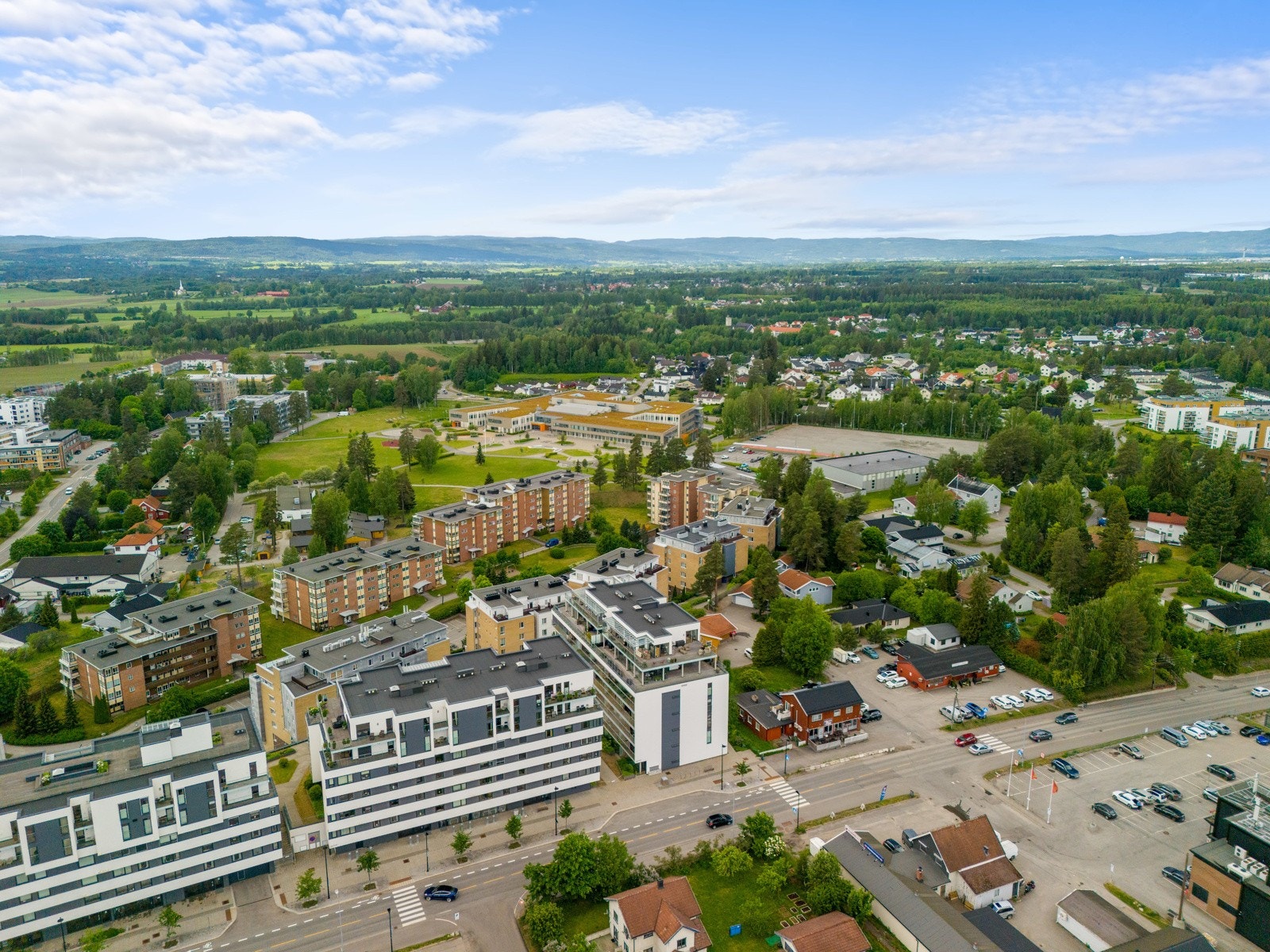 Dagligvarehandelen kan gjøres ved bl.a. Coop Extra Jessheim (200 m) og Meny Jessheim (300 m). Ønsker du ytterligere servicetilbud har Jessheim Storsenter 145 butikker og serveringssteder (200 m). Galleribilde