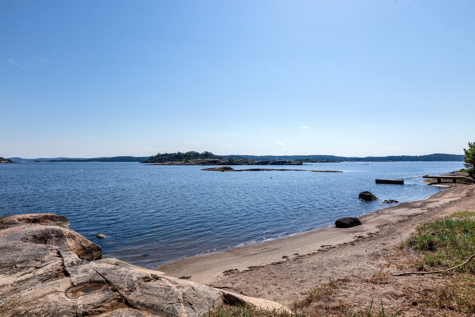 Strand/badeplass i nærhet til båtplassen og bøye til forankring Galleribilde