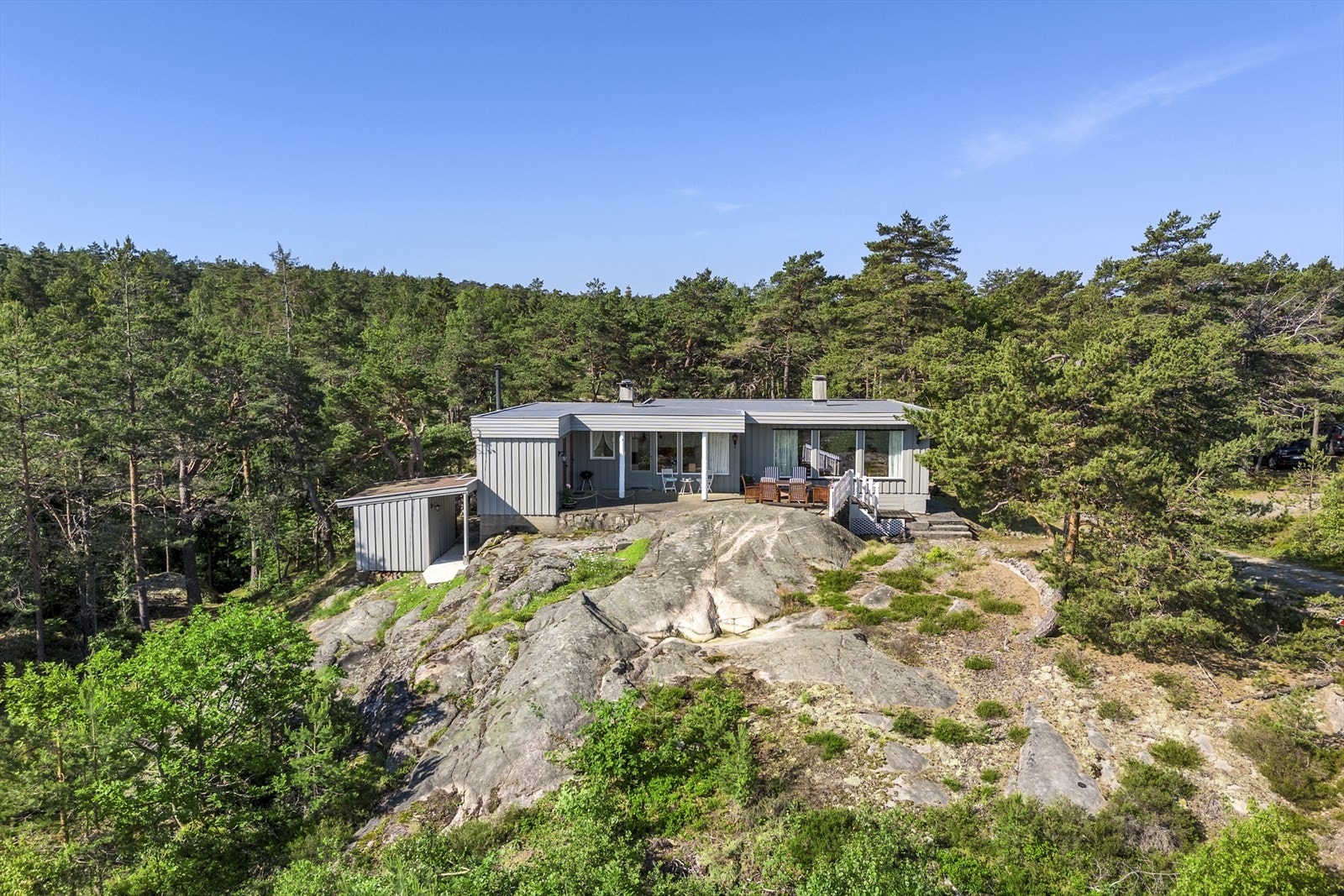 Lettstelt naturtomt, solrike uteplasser Galleribilde