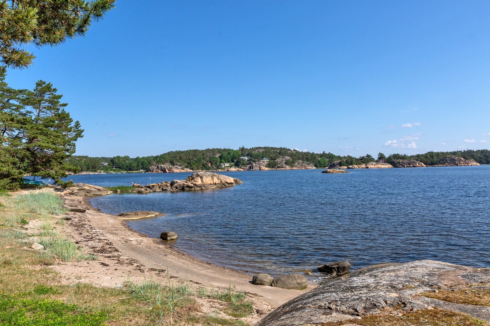 Flott badestrand en liten spasertur unna, ca. 2-3 minutter. Galleribilde