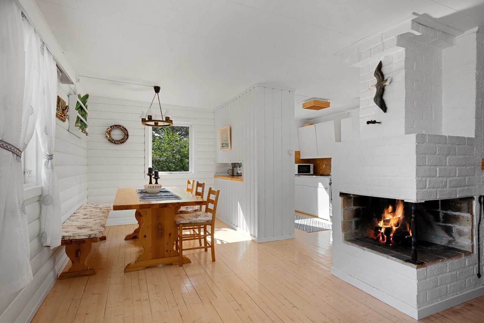 Både peis og vedovn i stue som gir godt med varme og hygge. Galleribilde