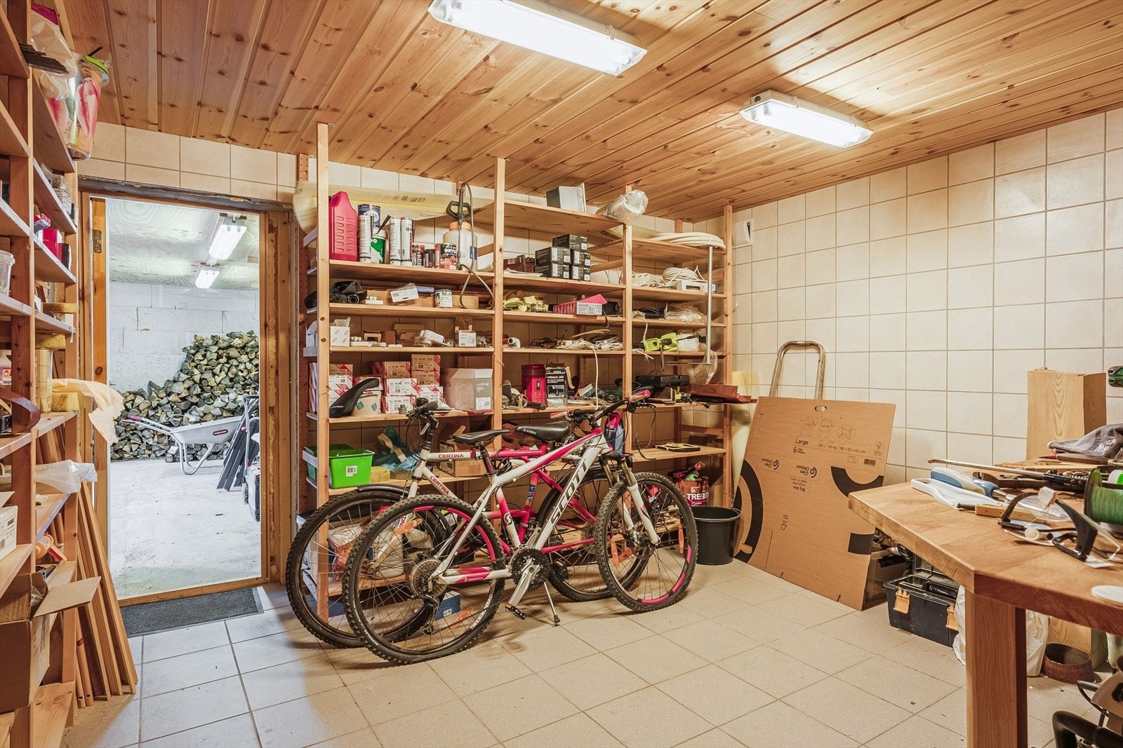 Verkstedbod/bod for lagring med adkomst fra garasje og direkte adkomst til trapperom i hoveddel. Galleribilde