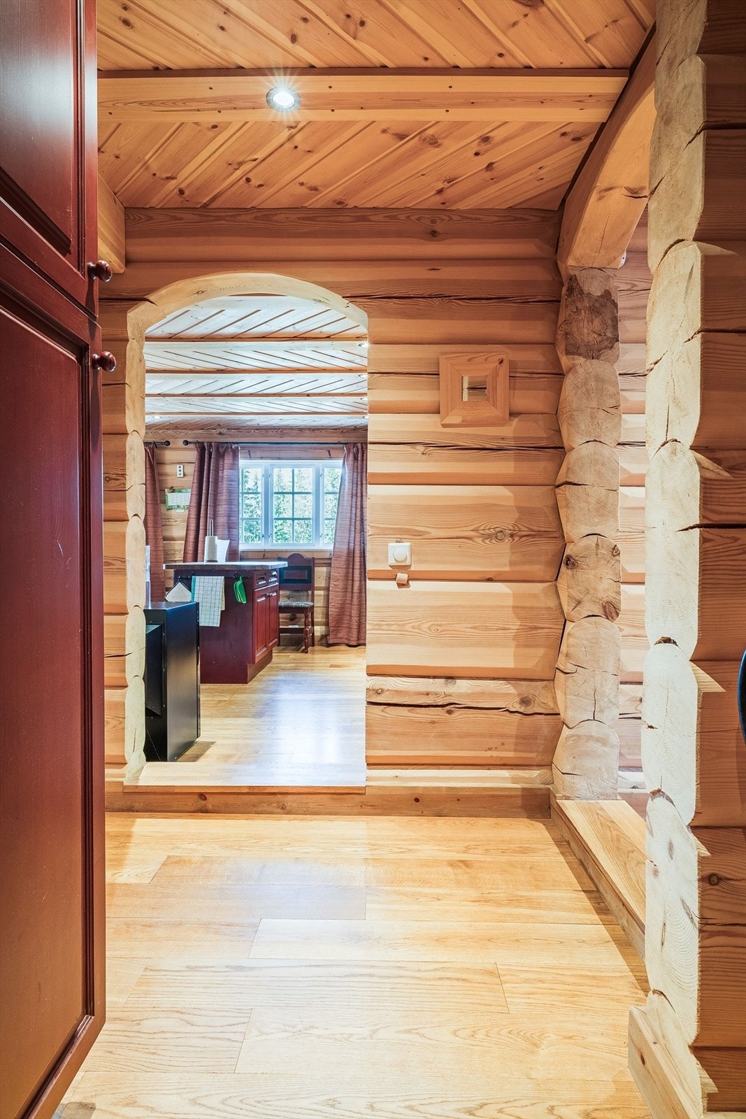 Gang med Skap for yttertøy og spotter i tak. Galleribilde