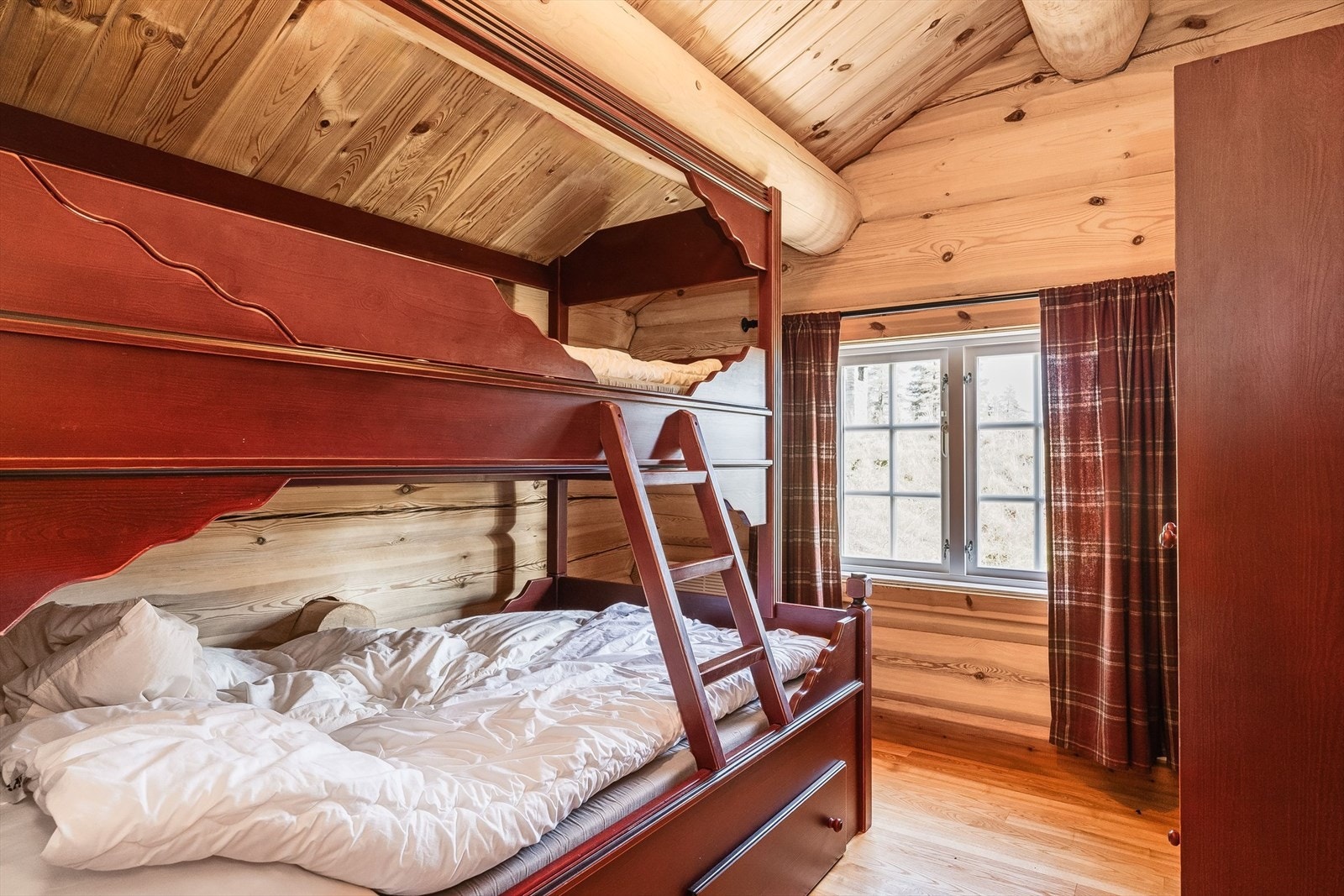 Soverom 5:
Hyggelig soverom med plassbygde familiekøye Galleribilde