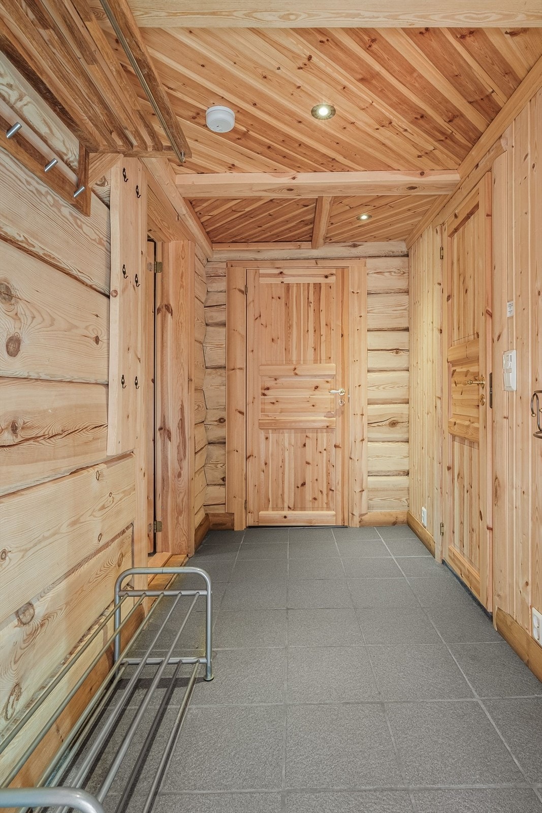 Uthus: Entre med flislagt gulv og spotter i tak. Galleribilde