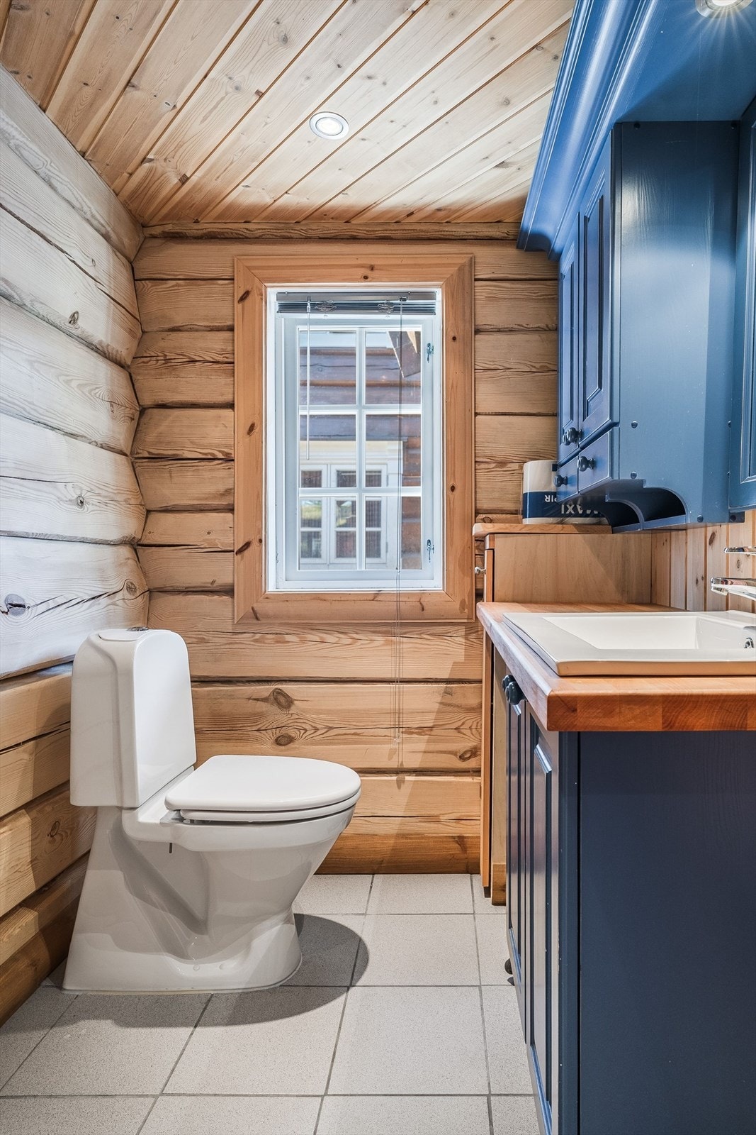 Uthus: Bad med malt baderomsinnredning med heltre benkeplate med servant, wc og dusjkabinett. Galleribilde