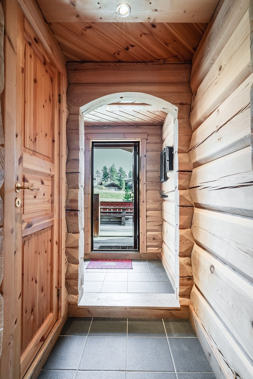 Entre og gang med flislagt gulv. Galleribilde