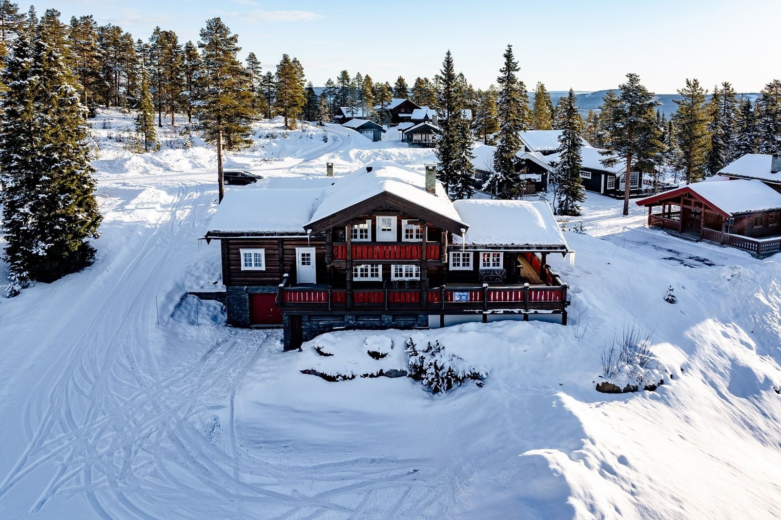 Romslig laftehytte over 2 plan med underetasje og stor, solrik terrasse mot sydvest. Galleribilde