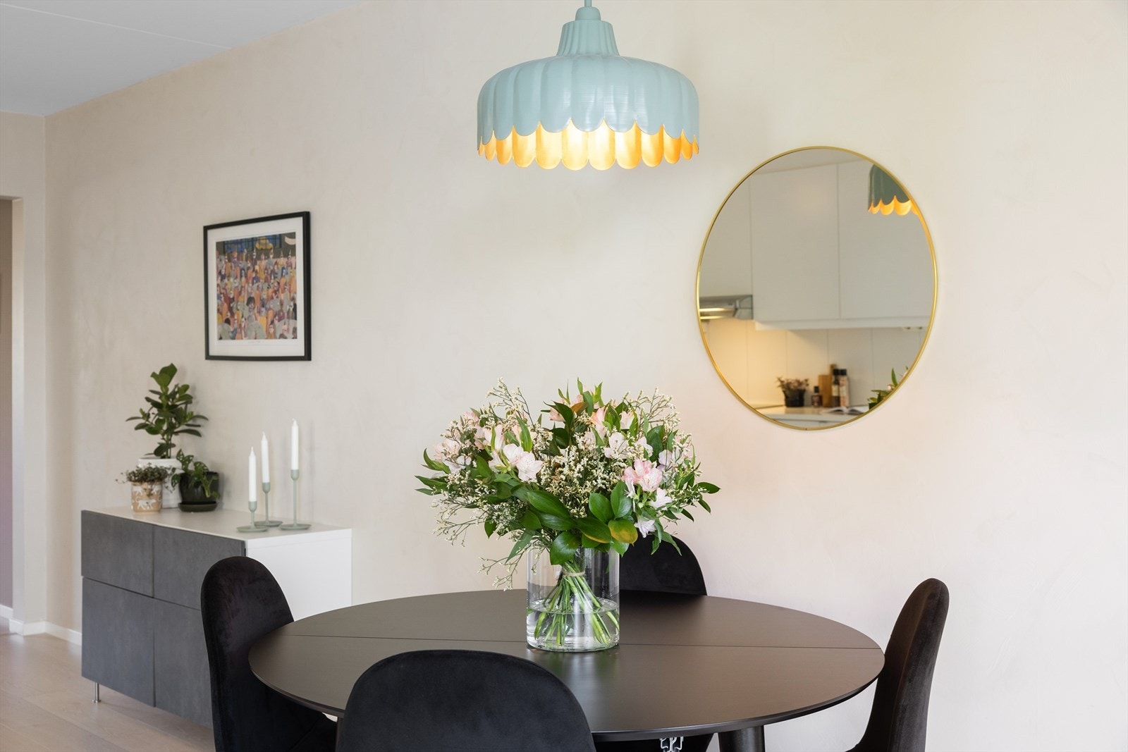 Hyggelig spisegruppe som gir rom for gjester på besøk. Galleribilde