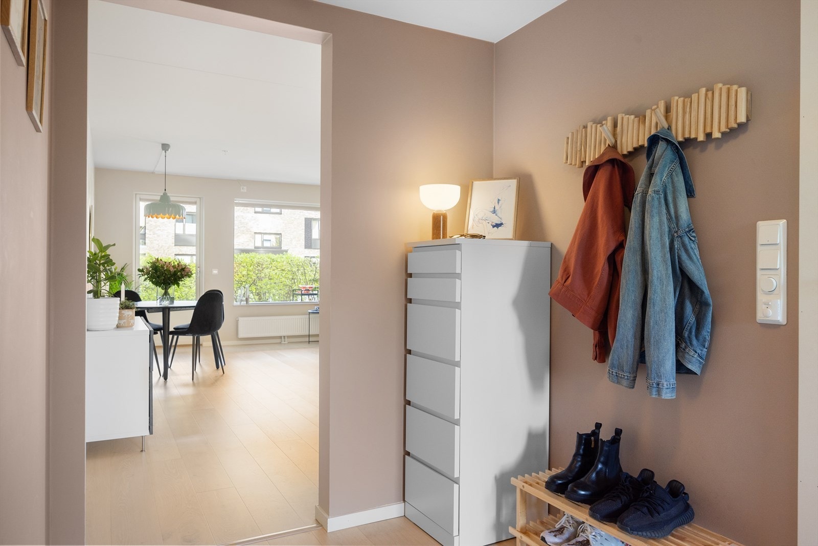 Velkommen inn i en lys og trivelig entré med god plass til yttertøy og sko. Galleribilde