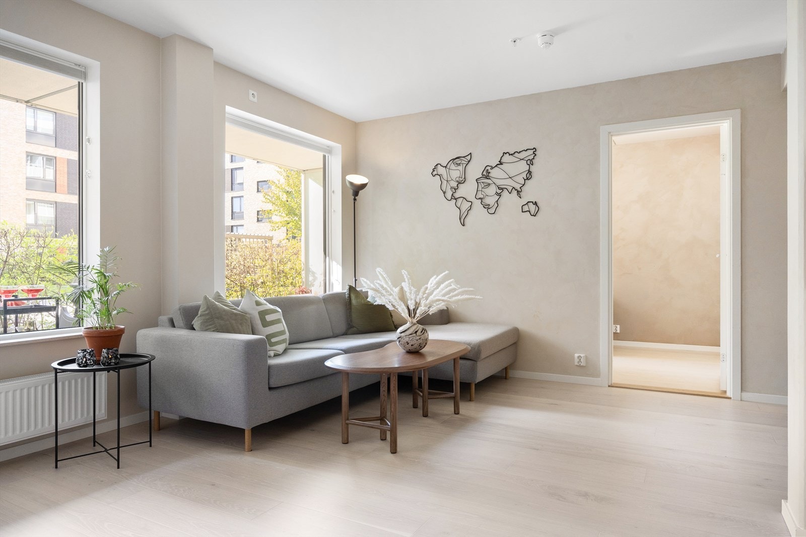 Stuens utforming gjør det enkelt å innrede med både sofagruppe og spisebord. Her kan man bl.a. få behagelig avstand til TV foran sofaen. Galleribilde