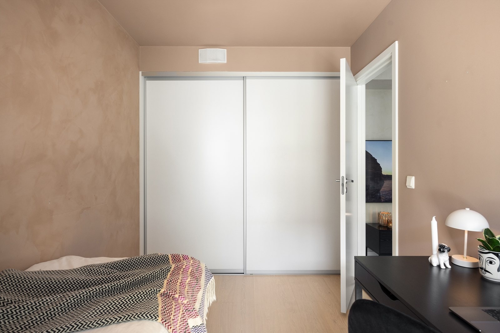 Soverommet har gode oppbevaringsmuligheter i stor skyvedørsgarderobe. Galleribilde