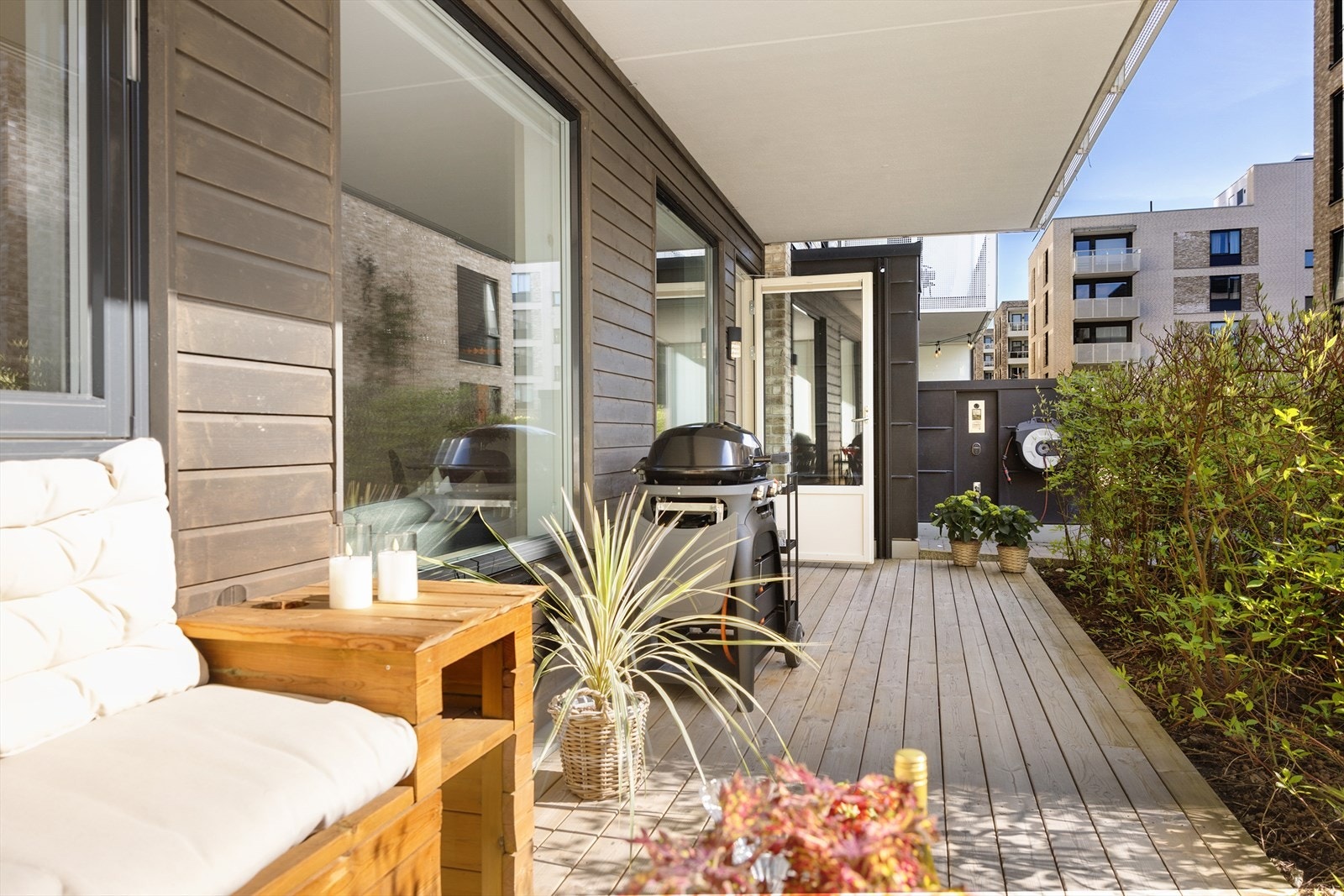 Den herlige terrasseplatting er på hele 16 m², ligger syd/vestvendt til og har fine solforhold. Galleribilde