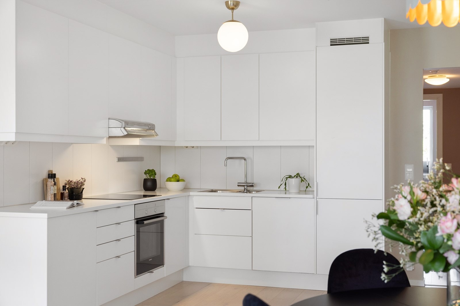 Kjøkkeninnredningen er fra Marbodal med glatte fronter, laminert benkeplate, nedfelt oppvaskkum og ettgreps blandebatteri fra Tapwell som gir et moderne preg. Galleribilde