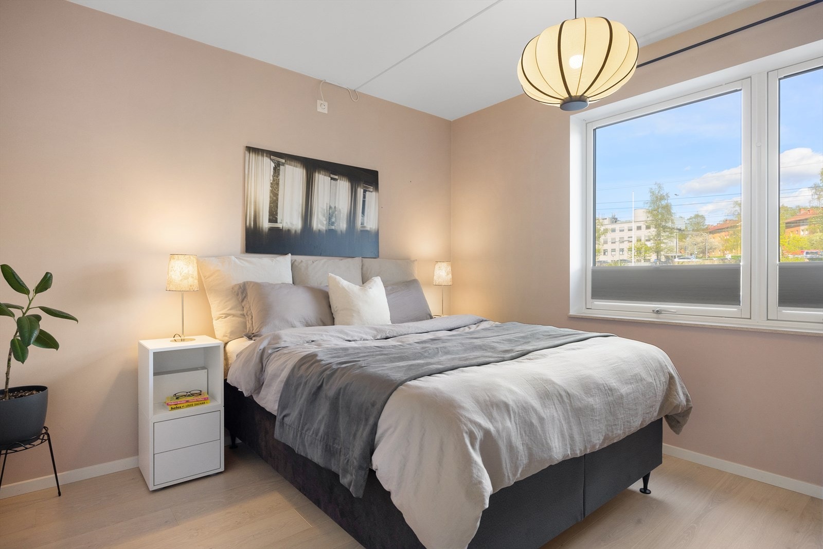 Hovedsoverommet fremstår romslig med god plass til dobbeltseng, nattbord og garderobeløsning. Galleribilde