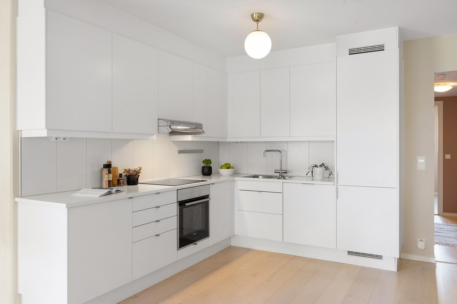 I tillegg har kjøkkenet mekanisk avtrekksvifte over stekesonen samt integrerte hvitevarer som kjøl/fryseskap, oppvaskmaskin, platetopp og stekeovn. Det er også installert vannstoppsystem. Galleribilde