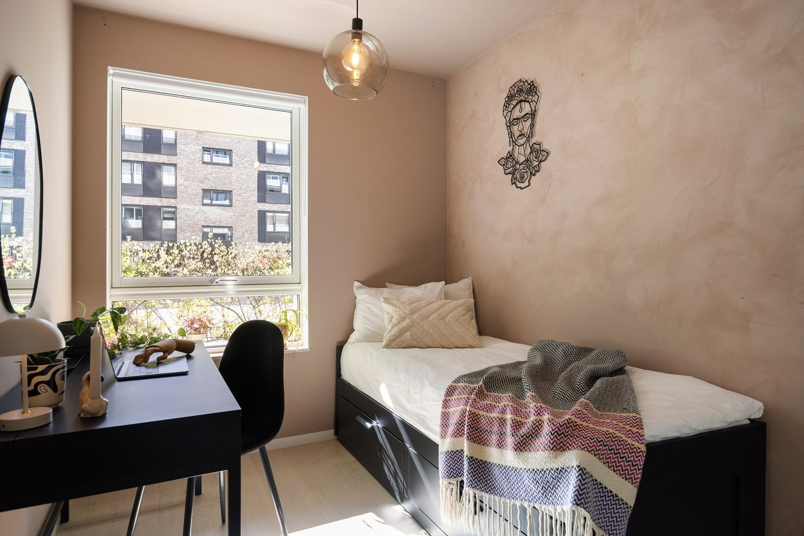 Her er det god plass til seng, nattbord samt tilhørende møbler. Egner seg ypperlig som gjesterom/kontor eller annet etter eget behov. Som nevnt tidligere har også dette rommet plass til en dobbeltseng, da bredden på rommet er ca. 2,30 m. Galleribilde