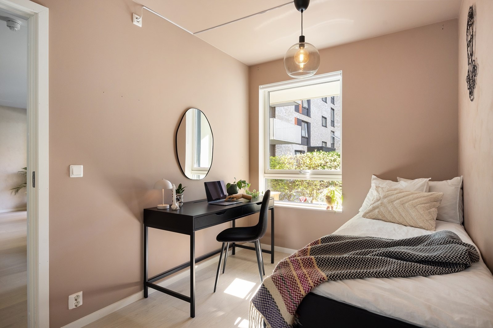 Et godt og fint soverom vendt ut mot det rolige fellesarealet på Grefsen Stasjon. Galleribilde