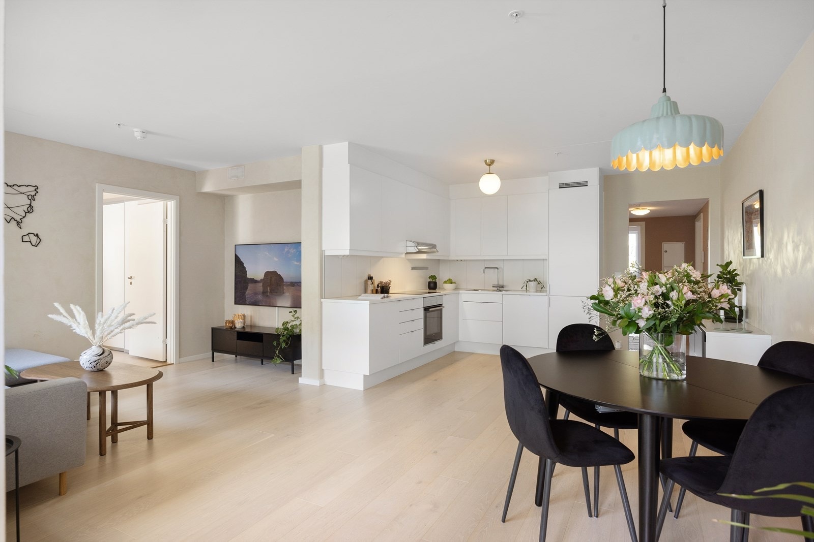 Innvendig fremstår leiligheten som meget innbydende med tidsmessige farge- og materialvalg. Galleribilde