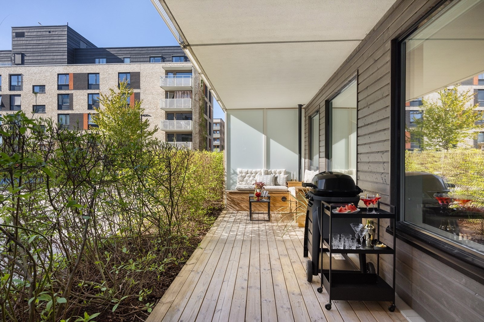 La oss ta en titt på den fine uteplassen igjen. En praktisk beliggenhet hvor man kan gå rett ut til trivelige fellesarealer. Perfekt for både småbarnsfamilier og de med evt. dyrehold. Galleribilde