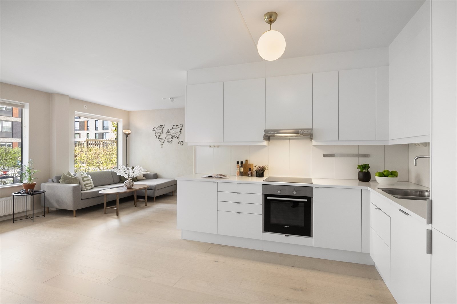 Leiligheten er utformet slik at den oppleves som inndelt i ulike soner, med et delvis åpent kjøkken mot stuen som skaper en sosial atmosfære, samtidig som det gir en viss skjerming. Galleribilde