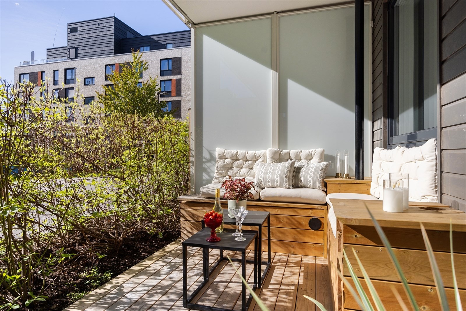 Her er det god plass til både balkongmøbler, grill og andre utemøbler. Galleribilde