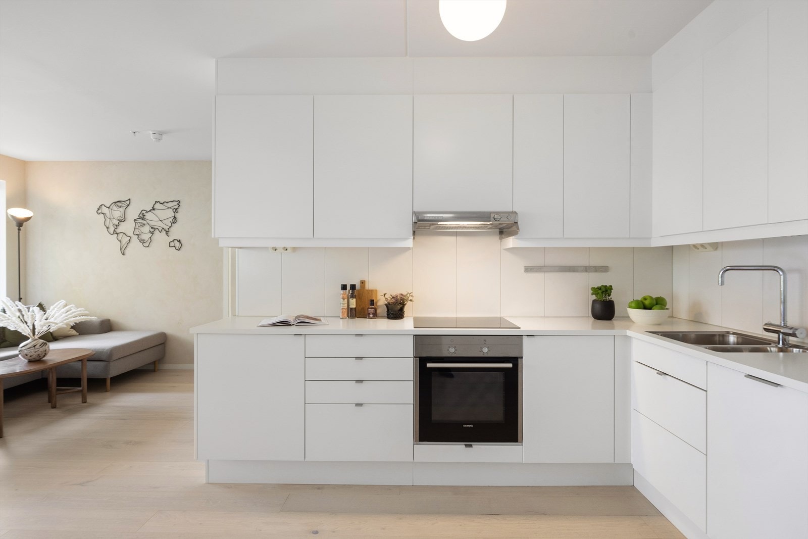 Kjøkkenet er stilrent og funksjonelt, med god skap- og benkeplass som gir praktiske arbeidsflater. Galleribilde