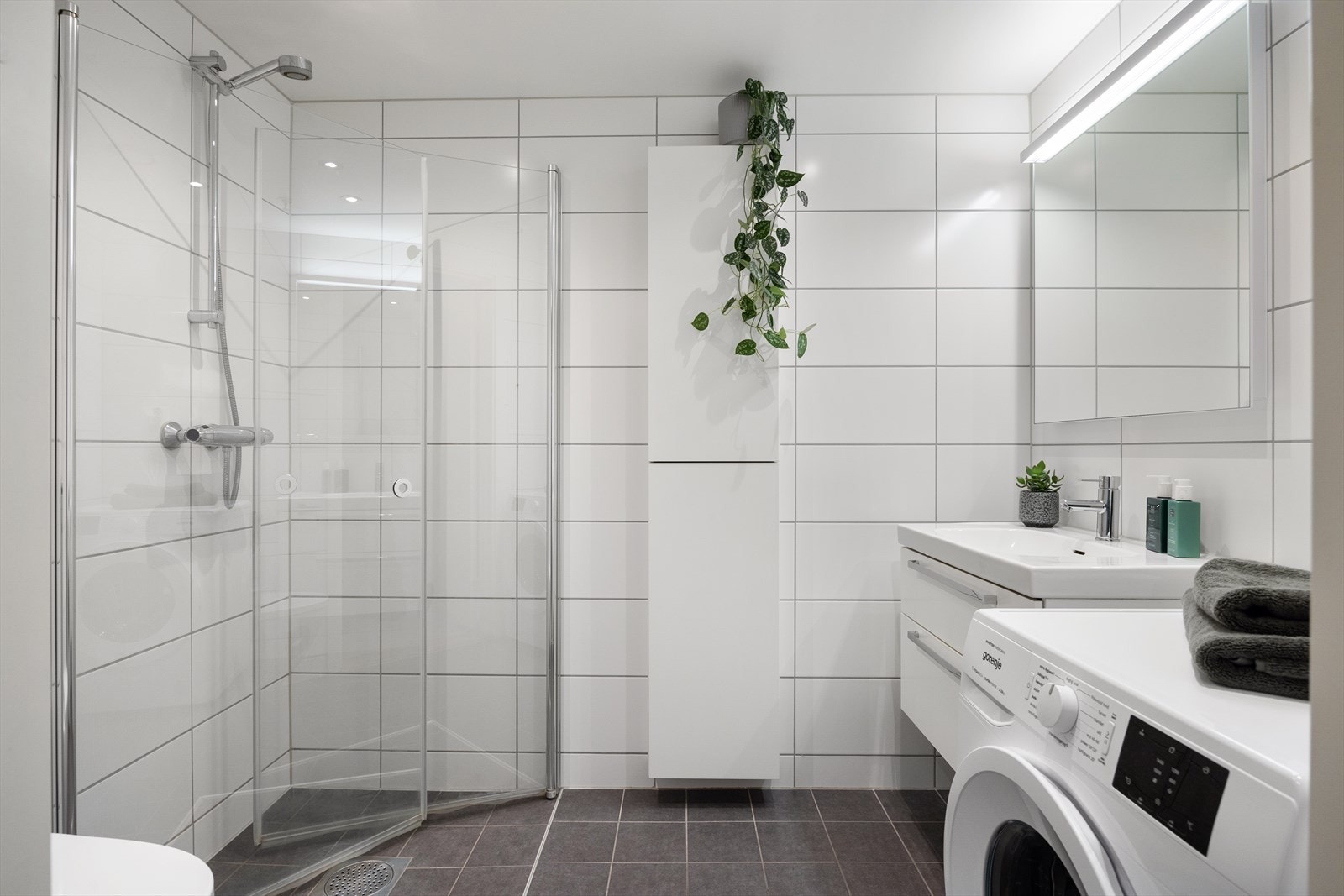 Pent flislagt baderom med behagelig gulvvarme, samt downlights som gir en lun belysning. Galleribilde